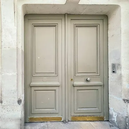 Chic Proche Metro Apartment Paris